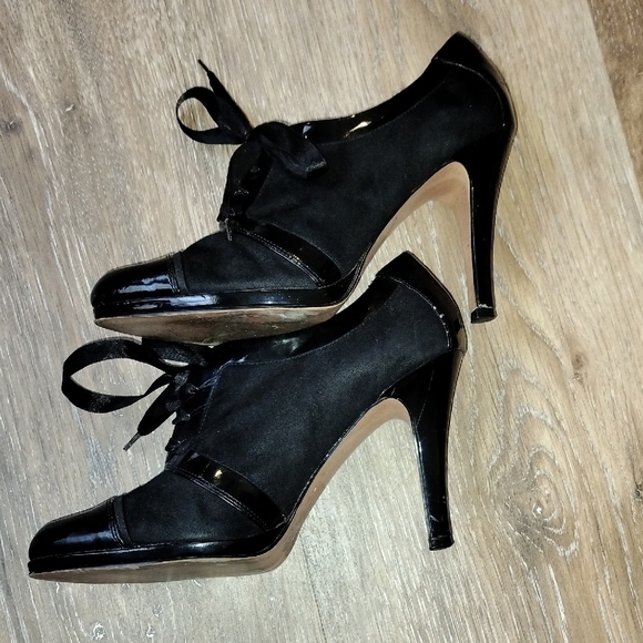 Tahari Black Suede Patent Leather Heels - Picture 5 of 6